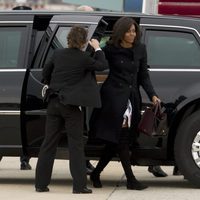 Michelle Obama llegando al avión privado para viajar a Cuba