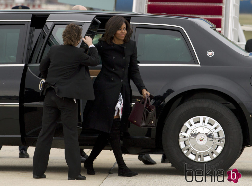 Michelle Obama llegando al avión privado para viajar a Cuba