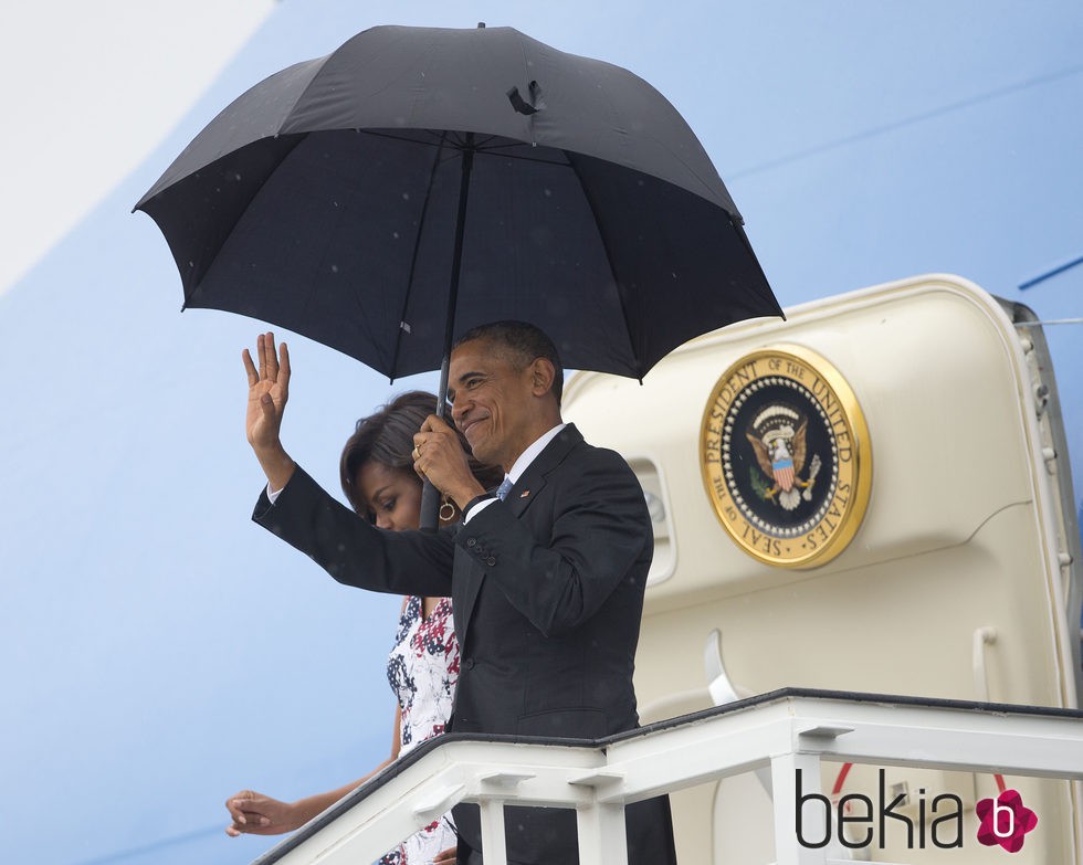 Barack Obama y Michelle Obama saludando tras su llegada a Cuba