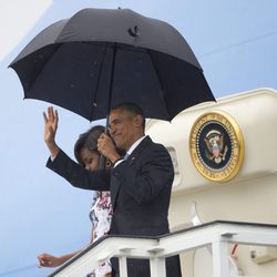 Barack Obama y Michelle Obama saludando tras su llegada a Cuba