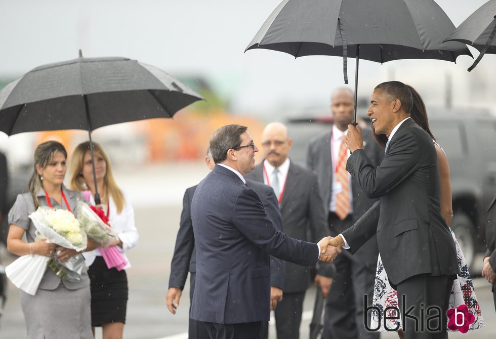 Barack Obama saludando al primer ministro cubano Bruno Rodriguez tras su llegada a Cuba