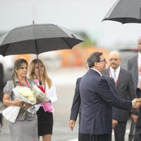 Barack Obama saludando al primer ministro cubano Bruno Rodriguez tras su llegada a Cuba