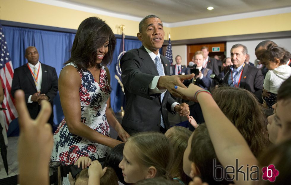 Barack Obama y  Michelle Obama recibiendo a niños cubanos dentro del Hotel