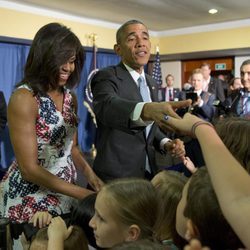 Barack Obama y  Michelle Obama recibiendo a niños cubanos dentro del Hotel