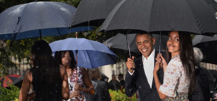 Barack Obama y Malia Obama saludan en su viaje a Cuba
