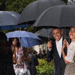 Barack Obama y Malia Obama saludan en su viaje a Cuba
