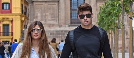 Javier Tudela y Alejandra Lozano paseando cogidos de la mano por Málaga