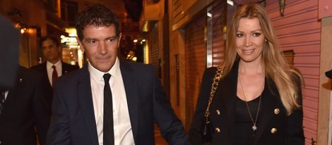 Antonio Banderas y Nicole Kimpel cogidos de la mano en la Semana Santa de Málaga 2016