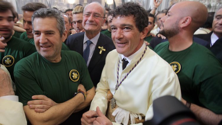 Antonio Banderas participando en las procesiones de la Semana Santa de Málaga 2016