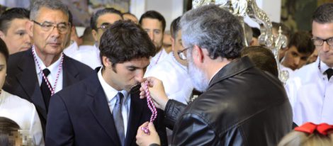 Cayetano Rivera recibiendo la medalla de la Cofradía de Jesús Cautivo de Málaga