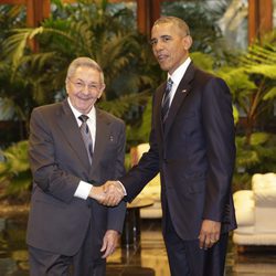 Barack Obama saludando a Raul Castro en su viaje al país