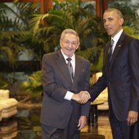 Barack Obama saludando a Raul Castro en su viaje al país