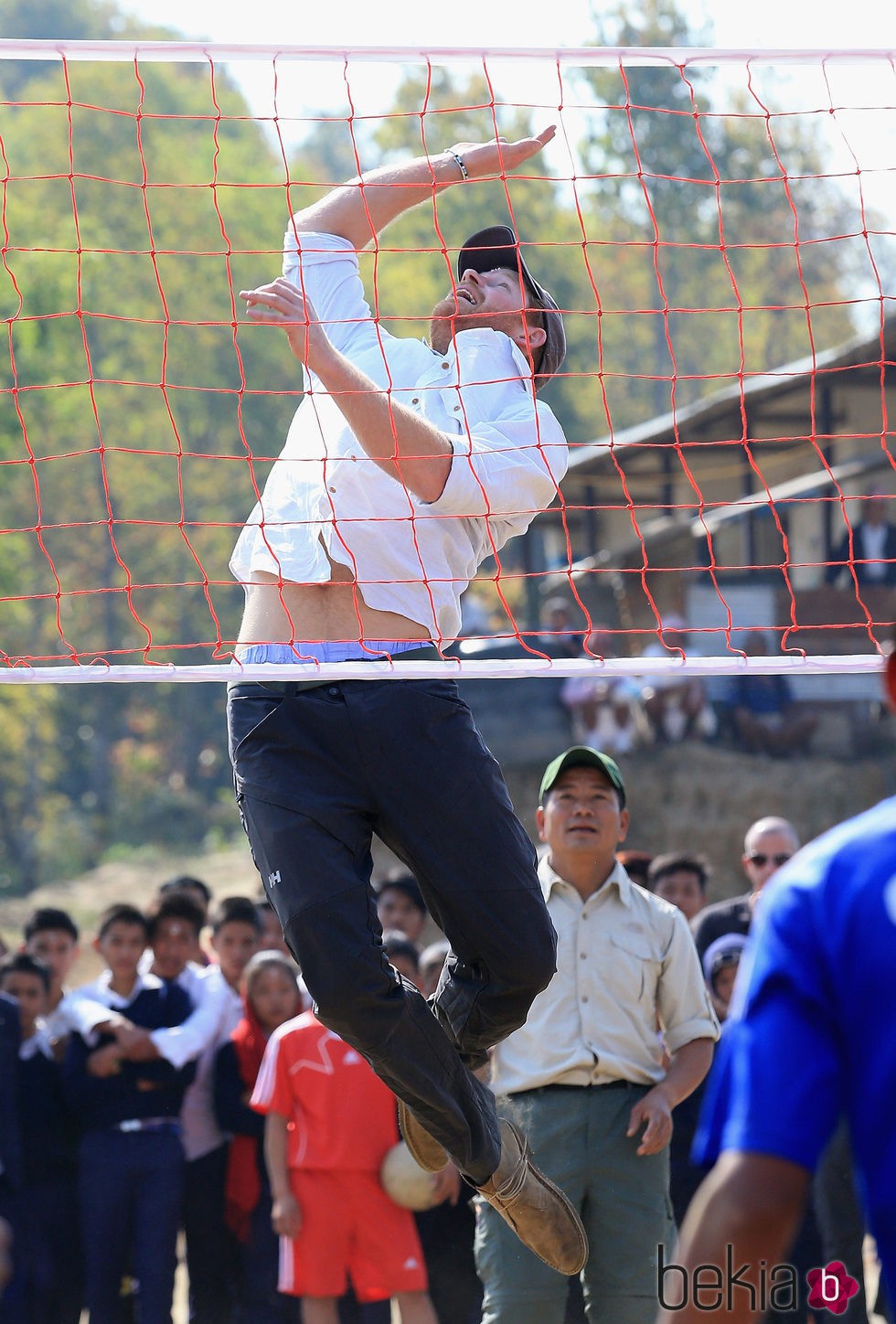 El Príncipe Harry jugando al vóleibol durante su viaje solidario a Nepal
