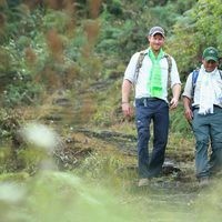 El Príncipe Harry haciendo trekking durante su viaje solidario a Nepal