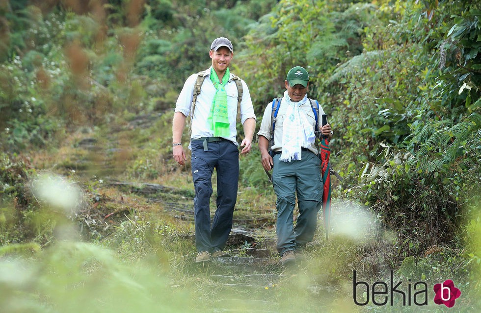 El Príncipe Harry haciendo trekking durante su viaje solidario a Nepal