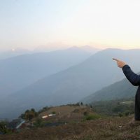 El Príncipe Harry contemplando el atardecer durante su viaje solidario a Nepal