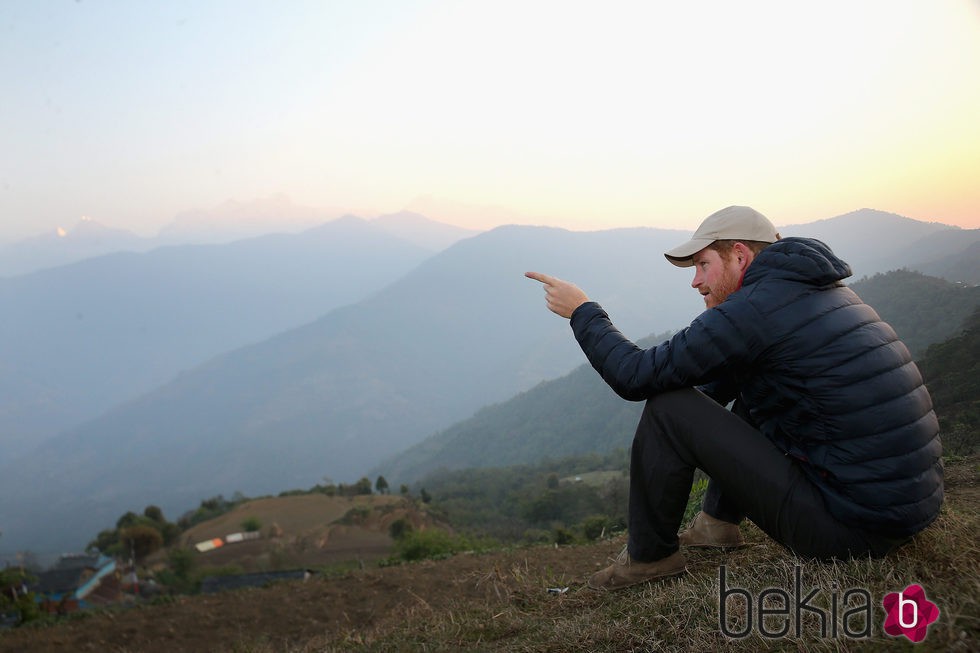 El Príncipe Harry contemplando el atardecer durante su viaje solidario a Nepal
