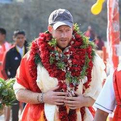El Príncipe Harry con collares de flores durante su viaje solidario a Nepal