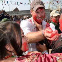 El Príncipe Harry con la cara con pintura roja participando en el Festival Hindú del Color de Nepal