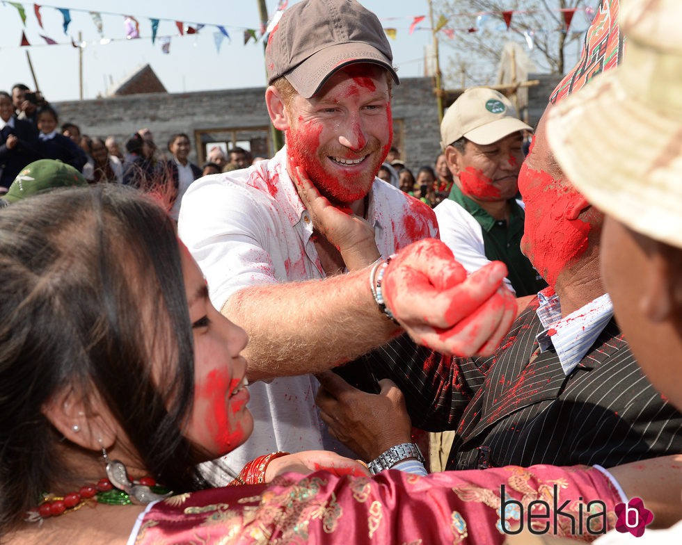 El Príncipe Harry con la cara con pintura roja participando en el Festival Hindú del Color de Nepal
