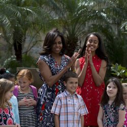 Michelle Obama y su hija Malia en con niños en un parque de Cuba