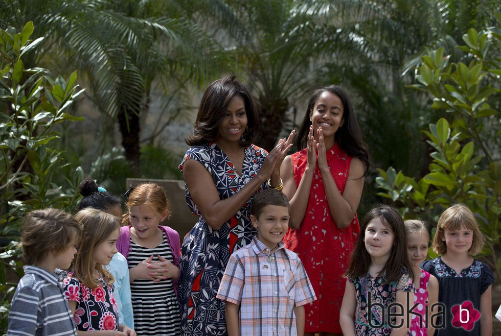 Michelle Obama y su hija Malia en con niños en un parque de Cuba