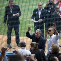 Barack Obama saludando al público en un partido de baseball en Cuba