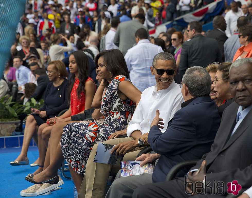 Barack Obama junto a su familia y Raul Castro en un partido de baseball en Cuba