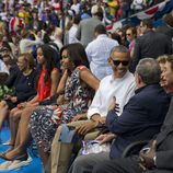 Barack Obama junto a su familia y Raul Castro en un partido de baseball en Cuba