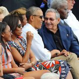 Barack Obama hablando con Raul Castro en un partido de baseball en Cuba
