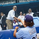 Barack Obama hablando con el jugador Chris Archer en un partido de baseball en Cuba
