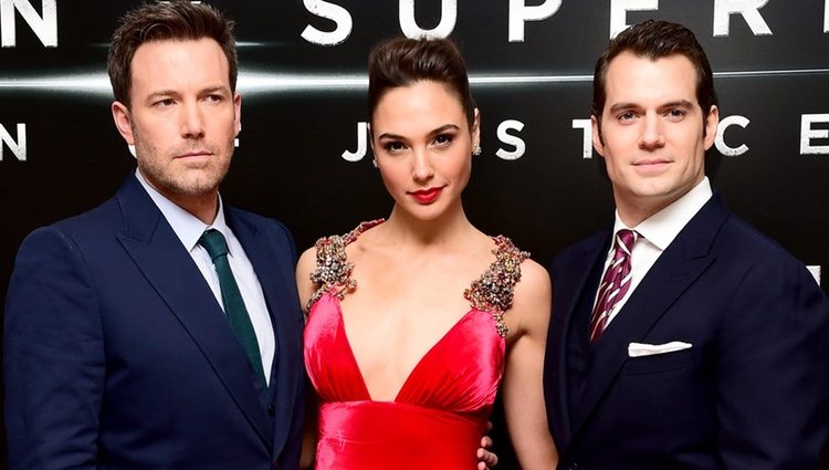 Ben Affleck, Gal Gadot y Henry Cavill en el estreno de la película 'Batman v Superman: El amanecer de la justicia' en Londres