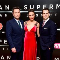 Ben Affleck, Gal Gadot y Henry Cavill en el estreno de la película 'Batman v Superman: El amanecer de la justicia' en Londres