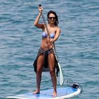 Jessica Alba haciendo paddle surf en las playas de Hawai