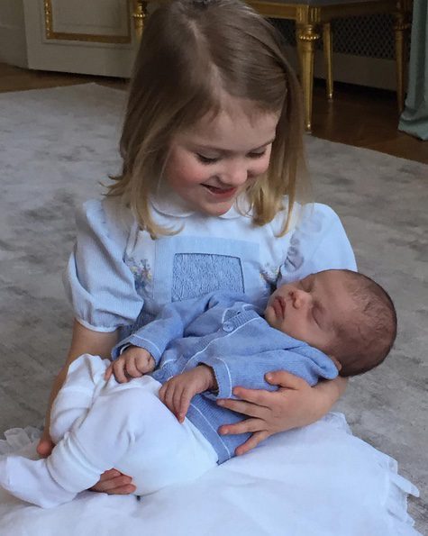 La Princesa Estela con su hermano el Príncipe Oscar en brazos