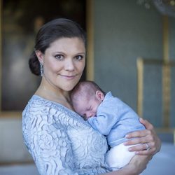 Primera foto oficial de la Princesa Victoria de Suecia con su hijo el Príncipe Oscar