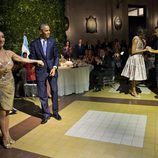 Barack Obama presentando a su compañera de tango en su visita oficial a Argentina