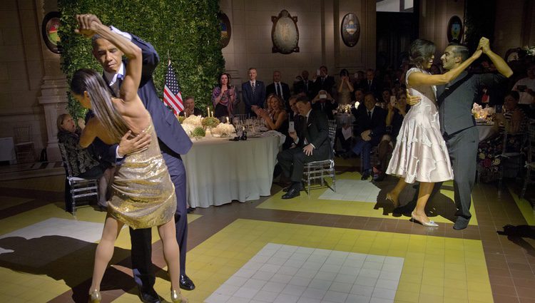 Barack y Michelle Obama bailando tango durante su visita oficial a Argentina