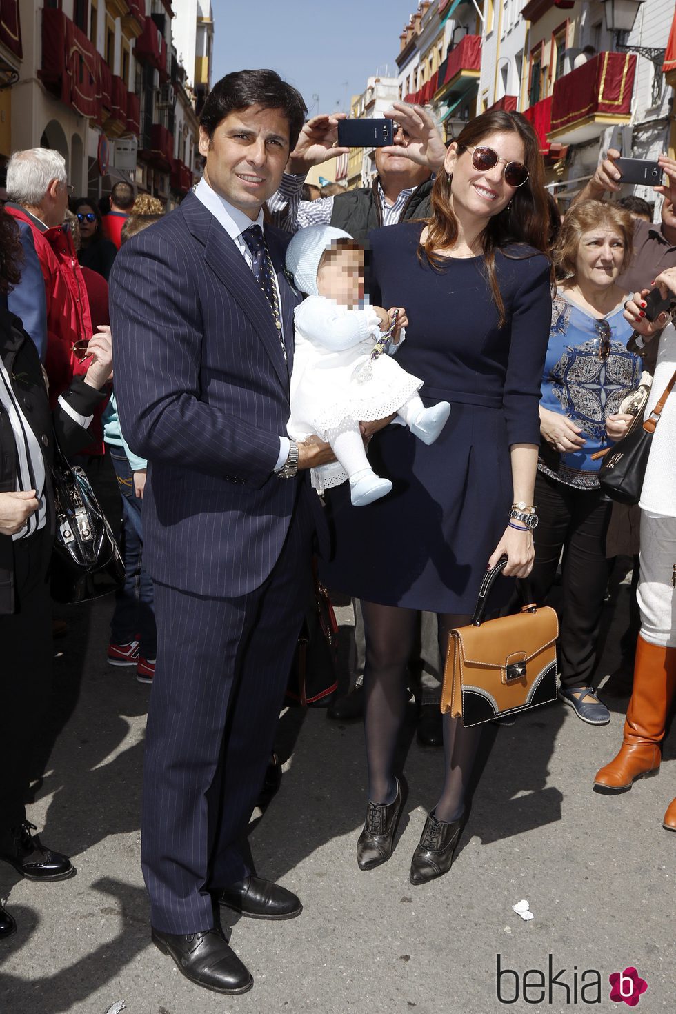 Fran Rivera y Lourdes Montes con su hija Carmen en la Semana Santa de Sevilla 2016