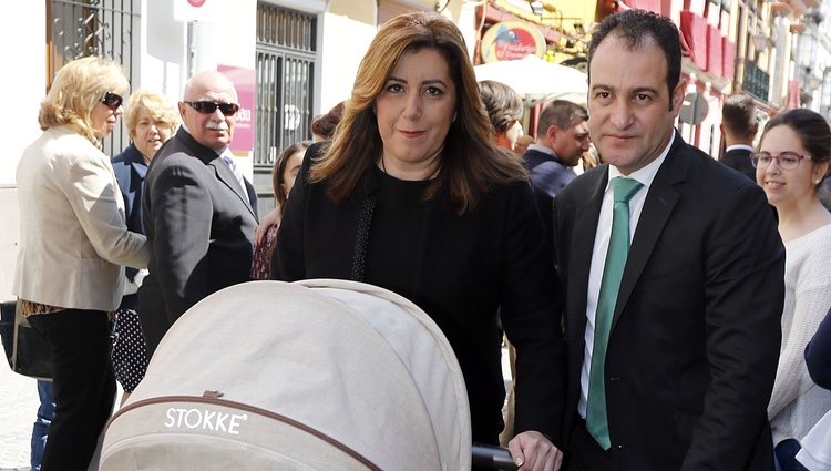 Susana Díaz y su marido José María Moriche con su hijo en la Semana Santa de Sevilla 2016