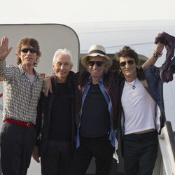 Los Rolling Stones a su llegada a La Habana para ofrecer un concierto