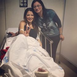 Ivonne Reyes con su hermana en una camilla del hospital