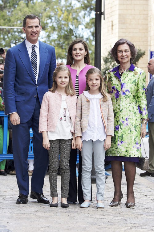 Los Reyes Felipe VI y Letizia, sus hijas y la Reina Sofía en la Misa de Pascua 2016
