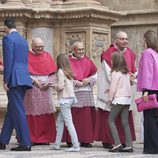 Los Reyes Felipe VI y Letizia y sus hijas saludando en la Misa de Pascua 2016