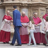 Los Reyes Felipe VI y Letizia y sus hijas saludando en la Misa de Pascua 2016