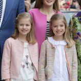 La Reina Letizia junto a la Princesa Leonor y la Infanta Sofía en la Misa de Pascua 2016