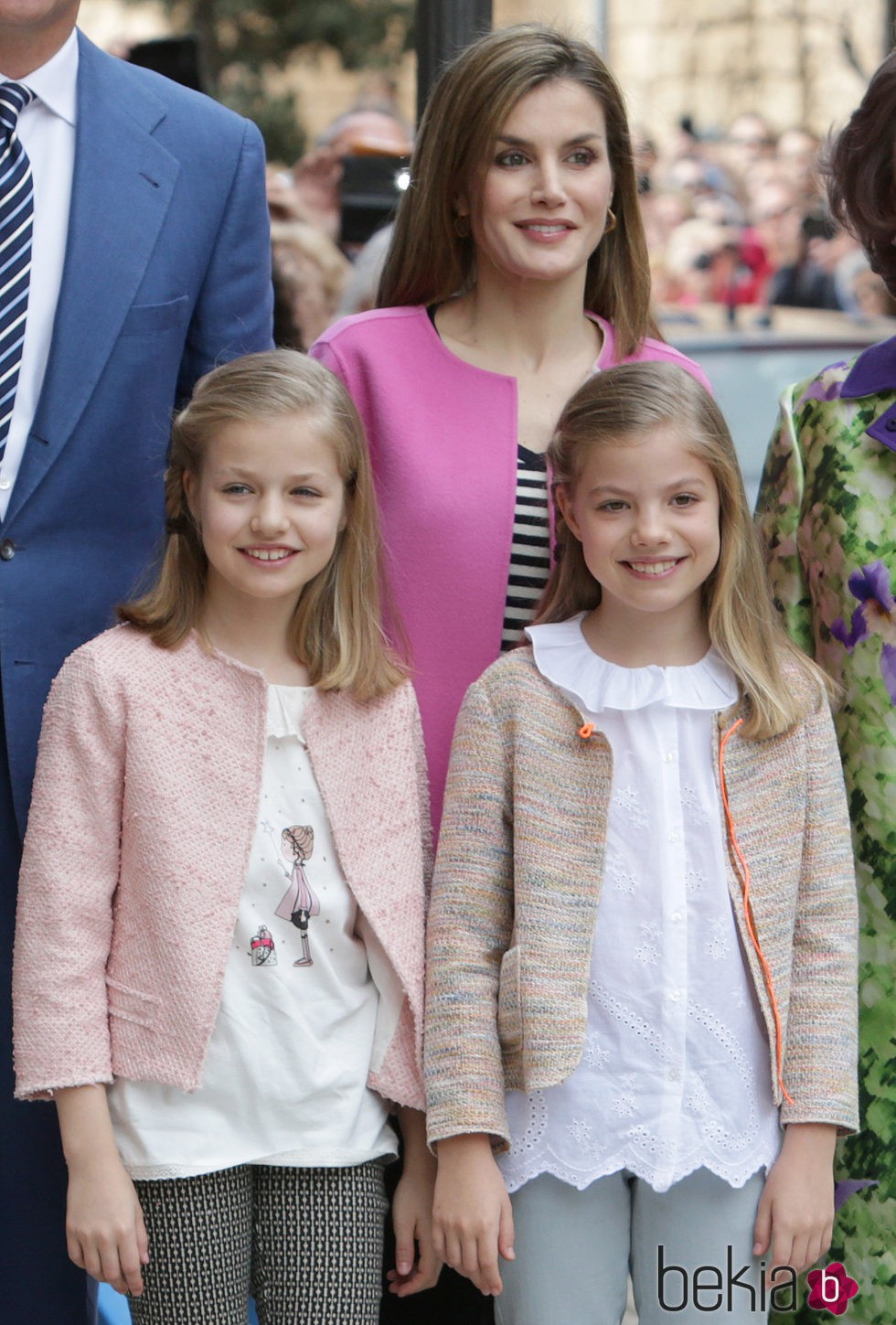La Reina Letizia junto a la Princesa Leonor y la Infanta Sofía en la Misa de Pascua 2016