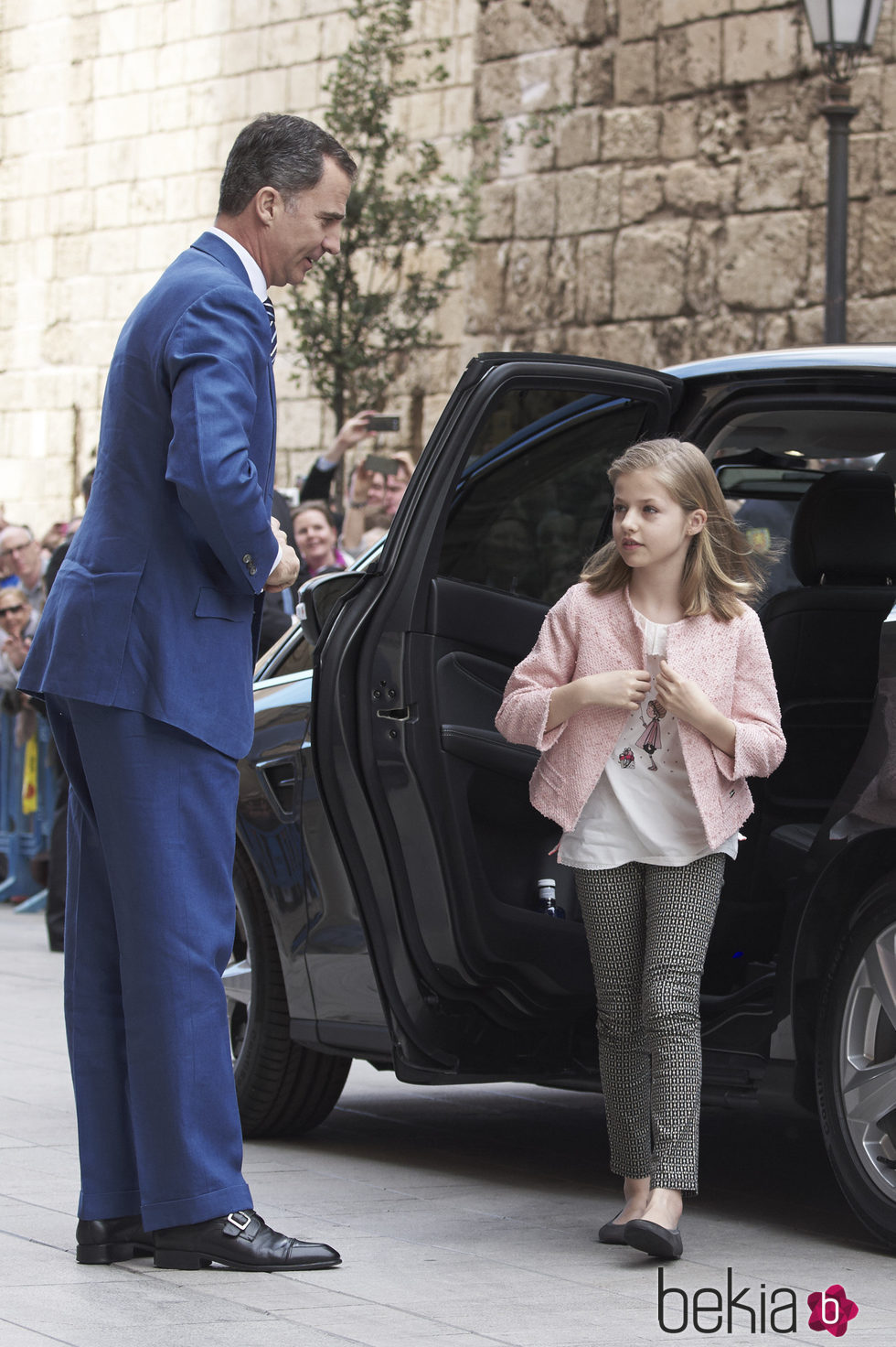 El Rey Felipe VI abriéndole la puerta del coche a la Princesa Leonor en la Misa de Pascua 2016