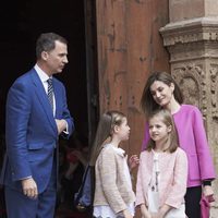 Los Reyes Felipe VI y Letizia y sus hijas en la Misa de Pascua 2016