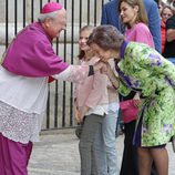 La Reina Sofía saludando al obispo de Mallorca en la Misa de Pascua 2016